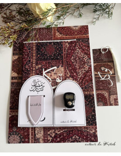 Coffret cadeau motif tapis persan avec affiche A4, carnet A5, marque-pages et tasbih digital. Emballage soigné prêt à offrir.