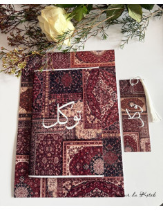 Coffret cadeau motif tapis persan avec affiche A4, carnet A5, marque-pages et tasbih digital. Emballage soigné prêt à offrir. 2