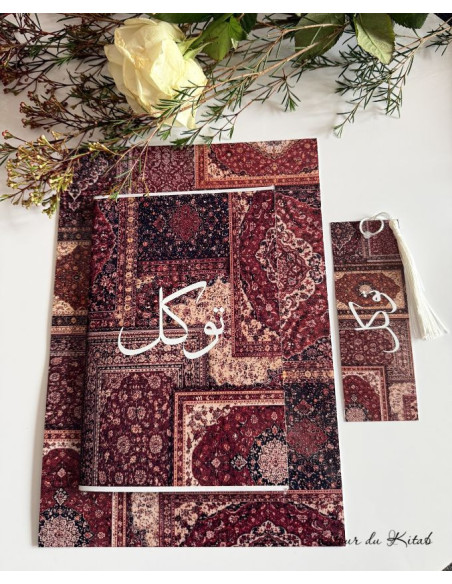 Coffret cadeau motif tapis persan avec affiche A4, carnet A5, marque-pages et tasbih digital. Emballage soigné prêt à offrir.