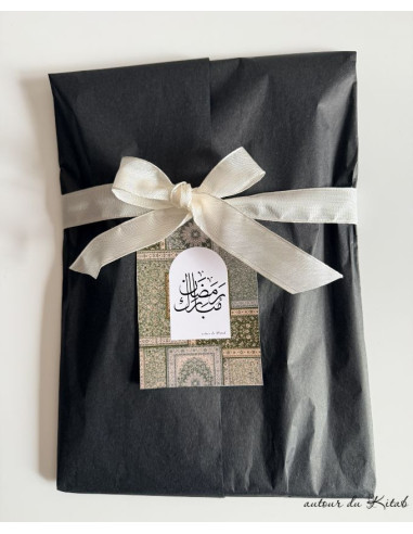 Coffret cadeau motif tapis persan avec affiche A4, carnet A5, marque-pages et tasbih digital. Emballage soigné prêt à offrir.