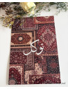 Coffret cadeau motif tapis persan avec affiche A4, carnet A5, marque-pages et tasbih digital. Emballage soigné prêt à offrir.